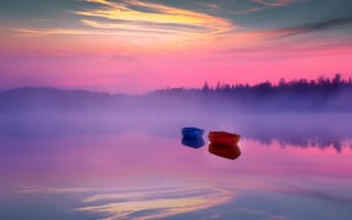 Обои озеро, заря, лодки, небо, туман