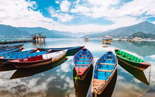 Картинка Boats in Phew Lake, Pokara, Nepal
