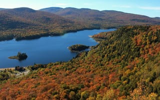 Картинка озеро, осень, холмы, панорама, квебек, лес, национальный парк мон-тремблан, канада, озеро монро