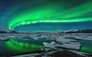 Картинка озеро, исландия, горы, лёд, aurora borealis, северное сияние