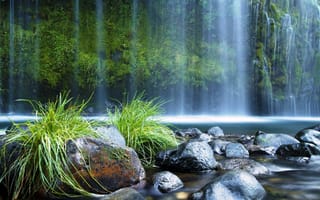 Картинка трава, водопады, природа, водопад, деревья, валуны