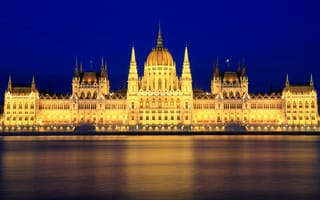 Обои небо, столица, освещение, венгрия, парламент, подсветка, будапешт, ночь, река, синее, архитектура, здание, дунай, огни