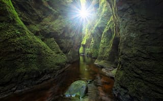 Картинка вода, craighat, проход, зелень, лучи солнца, мох, камни, узкий, шотландия, скалы, finnich gorge