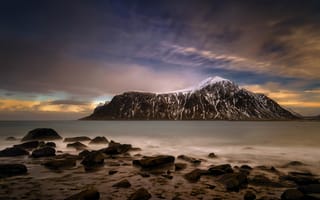 Картинка небо, залив, скалы, горы, skagsanden beach, лофотенские острова, вечер, горизонт, зима, побережье, море, камни, норвегия
