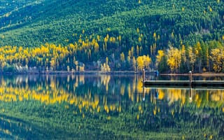 Картинка деревья, горы, человек, озеро, glacier national park, сша, монтана, причал, глейшер, лес, lake mcdonald, вода, осень, макдональд, отражение