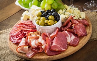 Картинка виноград, ветчина, сыр, оливковое, размытие, бекон, оливки, колбаса, доска, мясо, брынза