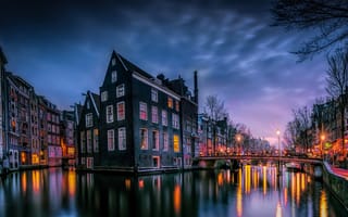 Картинка свет, дома, утро, амстердам, огни, вечер, нидерланды, краски, мост, город