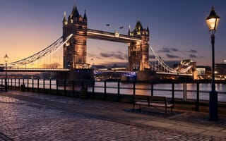 Картинка фонари, лондон, город, набережная, скамья, река, тауэрский мост, англия, освещение, великобритания, вечер