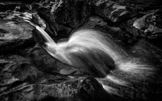 Картинка вода, водопад, камни, sophiaspurgin, шотландия, чёрно-белое, поток, река, скалы, великобритания