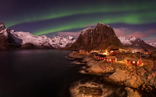 Картинка небо, фьорд, поселок, северное сияние, ночь, норвегия, лофотенские острова, горы, звезды