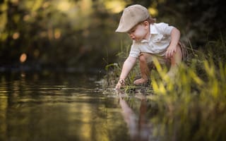 Картинка трава, дети, мальчик, adrian c. murray, вода, ручей, малыш, ребенок, кепка, природа