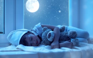 Картинка ночь, подоконник, мишка, пижама, сон, игрушка, окно, ребенок