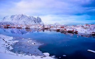 Картинка озеро, зима, горы, снег, норвегия, городок, поселок, пейзаж, природа, фьорд