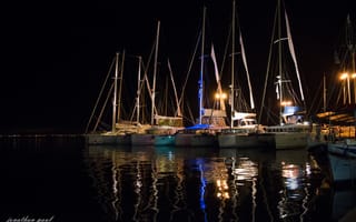 Картинка ночь, огни, отражение, вода, яхты, яхта