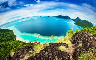 Картинка небо, скалы, вид сверху, малайзия, побережье, пляж, бунгало, bohey dulang island, море, панорама, горизонт, тропики