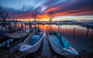 Картинка озеро, лодки, умбрия, закат, длинная выдержка, италиа