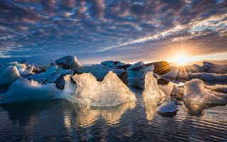 Картинка небо, солнце, лёд, облака, исландия, вода, jokulsarlon, glacier lagoon, лучи