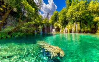 Картинка небо, плитвицкие озёра, солнце, хорватия, облака, деревья, озеро, зелень, водопад, plitvice lakes national park, лес