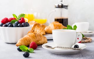 Обои кофе, завтрак, ягоды, круассаны, апельсиновый сок