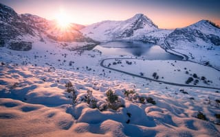 Картинка дорога, зима, солнце, озеро, снег, горы