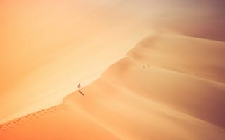 Картинка девушка, солнечный свет, одиночество, следы, пустыня, песок