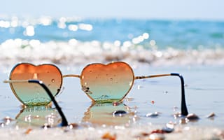Обои море, пляж, песок, очки