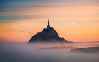 Картинка пейзаж, мон-сен-мишель, туман, птицы, франция, замок