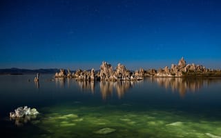 Картинка ночь, romain guy, озеро моно, звезды, скалы, вода, калифорния, камни, сша, пейзаж, отражение, озеро