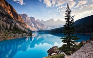 Картинка небо, национальный парк банф, озеро, лес, утро, канада, горы, облака, озеро морейн, природа