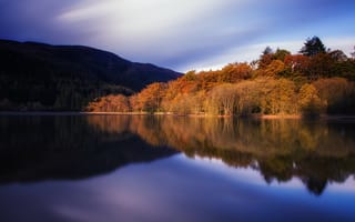 Обои небо, природа, лес, осень, пейзаж, шотландия, деревья, озеро, вода, отражение