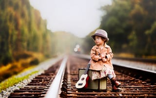 Обои дорога, lilia alvarado, шляпа, гитара, рельсы, чемодан, ребенок, девочка