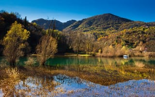 Обои небо, черногория, осень, лодка, деревья, озеро, горы