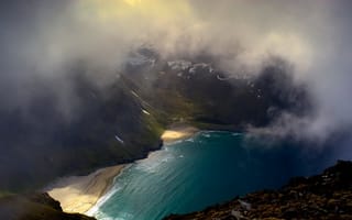 Картинка озеро, горы, исландия, туман, бухта, природа, тучи, пляж