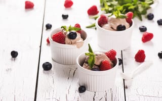 Обои мята, малина, черника, десерт, деревянная поверхность, ягоды, мороженое, шоколадное