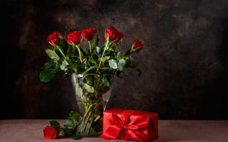 Картинка розы, красные, лента, ваза, подарок