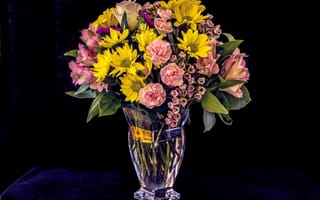 Картинка цветы, розы, черный, ваза, стол, альстрёмерия, хризантемы, букет