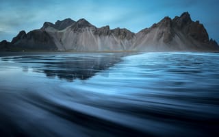 Картинка небо, горы, волны, море, берег, скалы, исландия, отражение