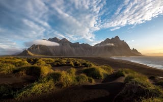 Картинка небо, трава, скалы, море, берег, исландия, горы, облака