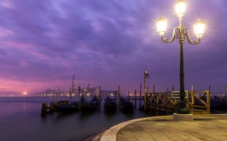 Картинка огни, город, венеция, уличный фонарь, набережная, италия, гондолы