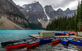 Картинка горы, берег, лодки, канада, водоем, альберта, лес