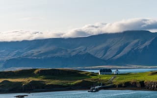 Картинка свет, облака, дымка, исландия, берег, домик, дом, склоны, горы, даль, пирс, водоем, холмы, туман