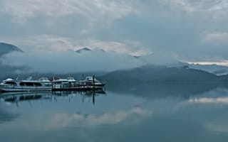 Картинка горы, туман, лодки, залив