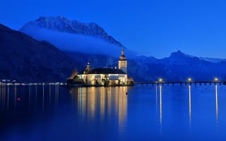 Картинка ночь, озеро, австрия, огни, gmunden, мост, горы, островок, traunsee, замок орт, фонари