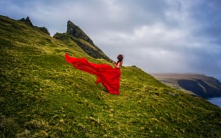 Картинка Faroe islands, побережье, Mykines, Фарерские острова, остров Мичинес, красное платье, дания, Denmark