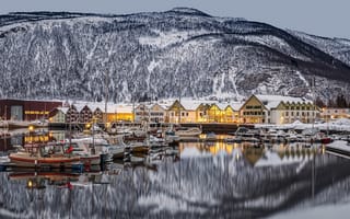 Картинка norway, городок, фьорд, Rognan, Ронан, нурланн, Норвегия, Saltdal Fjord, дома, nordland, баркасы