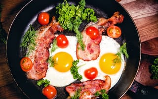 Обои eggs, яйца, бекон, помидоры, bacon, сковорода, яичница, tomatoes