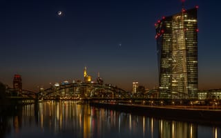 Картинка иллюминация, франкфурт, германия, набережная, здания, Ночное небо, башни, водоем, архитектура, небоскребы, ночь