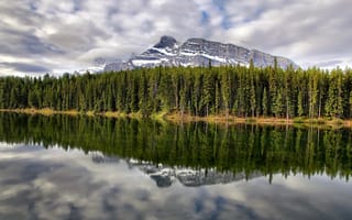 Картинка Johnson lake, mt rundle, canada