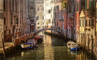 Картинка канал, мост, лодки, венеция, дома, италия
