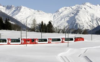 Обои Пассажирский поезд в снегах в Швейцарии
